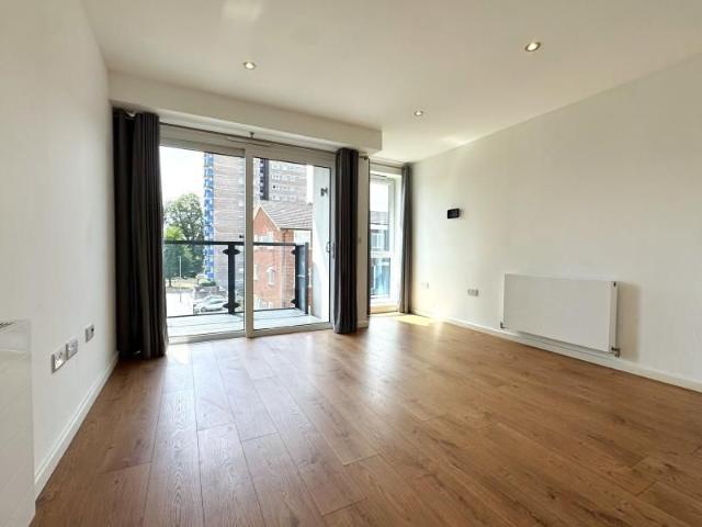Apartment for rent in Row Town, Surrey