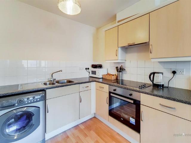 Flat for rent in London Borough of Ealing, Park Royal