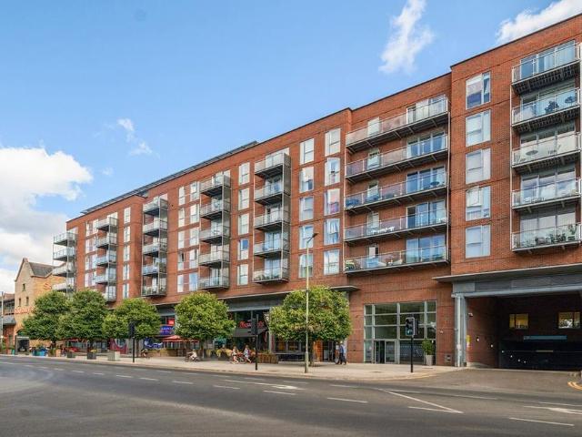 Apartment for rent in Blackhills, Surrey