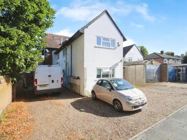 Flat for rent in Iver, Richings Park