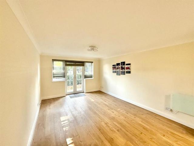 Apartment for rent in Denham, Denham Green