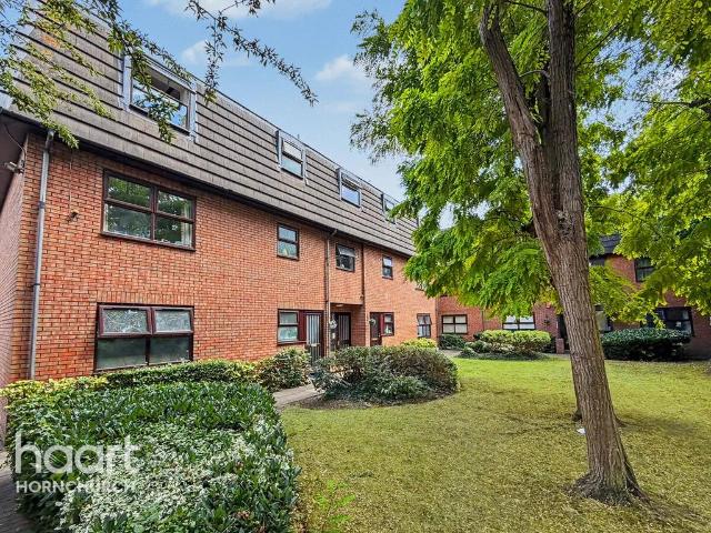 Flat for rent in Rush Green, Greater London