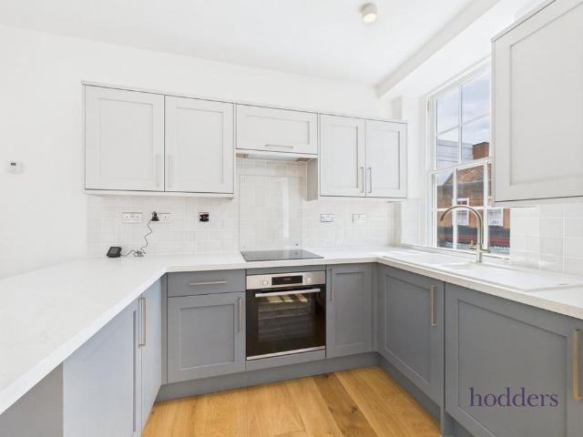 Apartment for rent in Row Town, Surrey