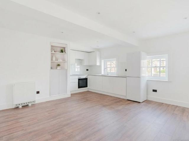 Flat for rent in Rose Hill, Mole Valley
