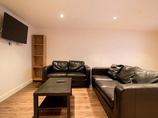 Flat for rent in Hyde Park, West Yorkshire
