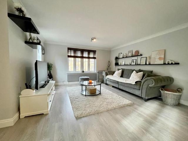 Apartment for rent in Kingsmead, Shenley Brook End