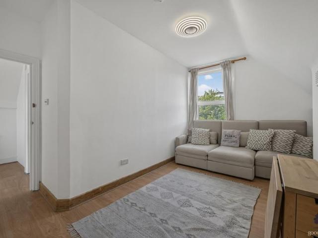 Apartment for rent in London Borough of Merton, Mitcham