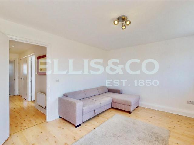 Flat for rent in Preston, Greater London