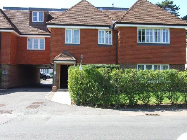 Flat for rent in Walton On The Hill, Red Hill