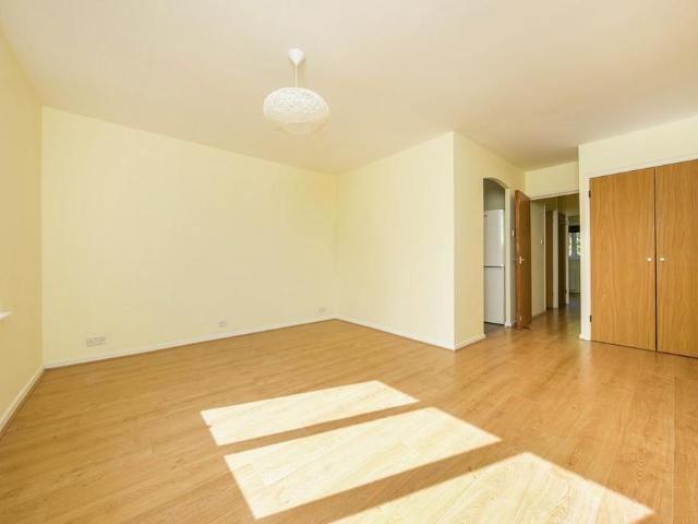 Apartment for rent in Cowley, Greater London