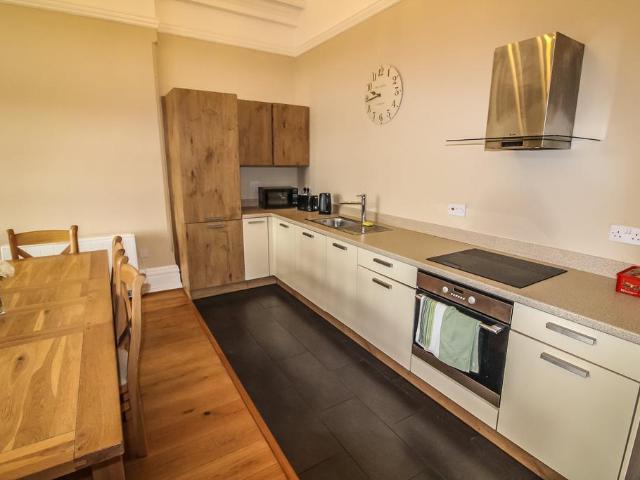 Flat for rent in Allt-yr-yn, Wales
