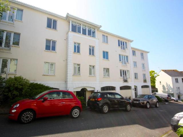 Flat for rent in St Helier, Greater London
