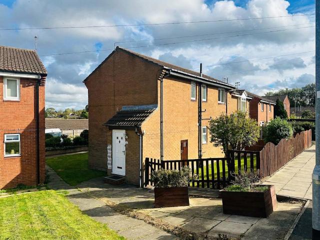 Flat for rent in Farsley Beck Bottom, Leeds