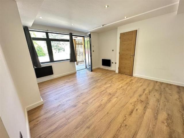 Apartment for rent in Stonebridge, Pachesham Park