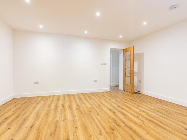Apartment for rent in St Albans, Five Acres