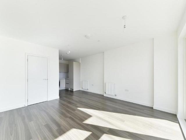 Apartment for rent in Plashet, Greater London