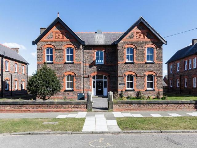 Flat for rent in Calderstones