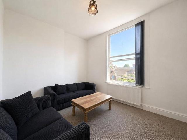 Apartment for rent in Elm Park, Calderstones