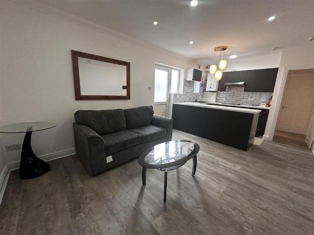 Apartment for rent in Plasnewydd, Falcon Lodge