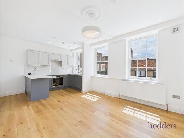 Apartment for rent in Row Town, Surrey