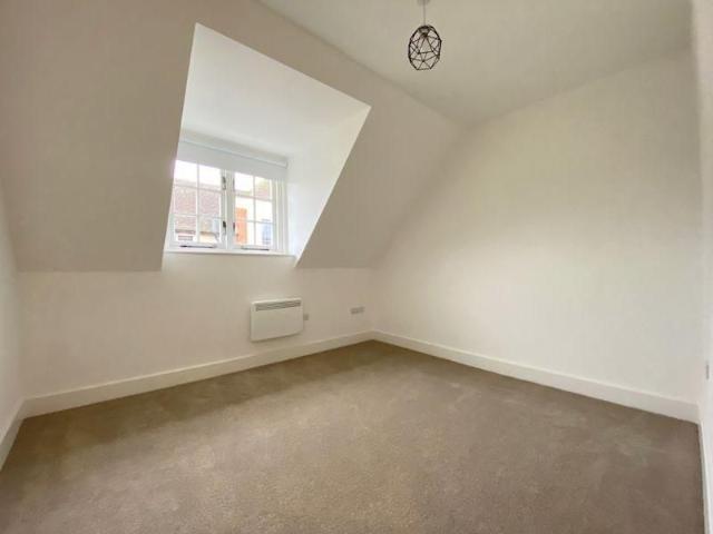 Apartment for rent in Fole, Surrey