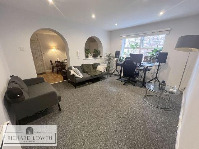 Apartment for rent in Hockley, Poynton