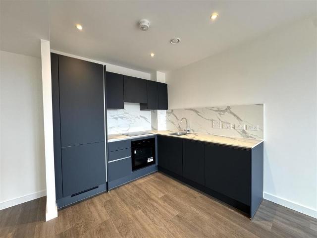 Flat for rent in London Borough of Ealing, Park Royal