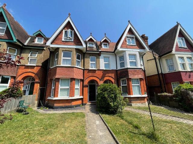Flat for rent in London Borough of Croydon, Waddon