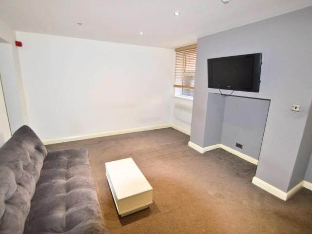 Flat for rent in Hyde Park, West Yorkshire