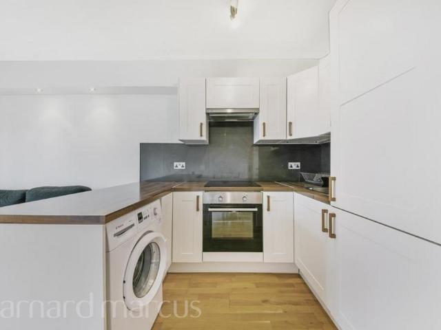 Flat for rent in London Borough of Ealing, Park Royal