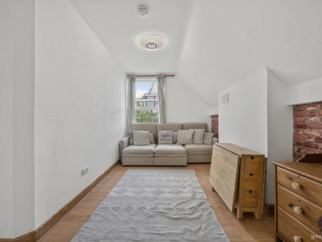 Apartment for rent in London Borough of Merton, Mitcham