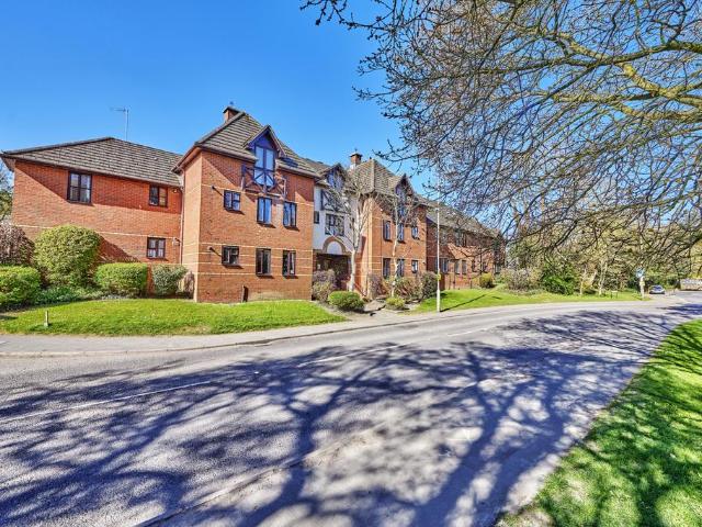 Flat for rent in Five Acres, Hertfordshire