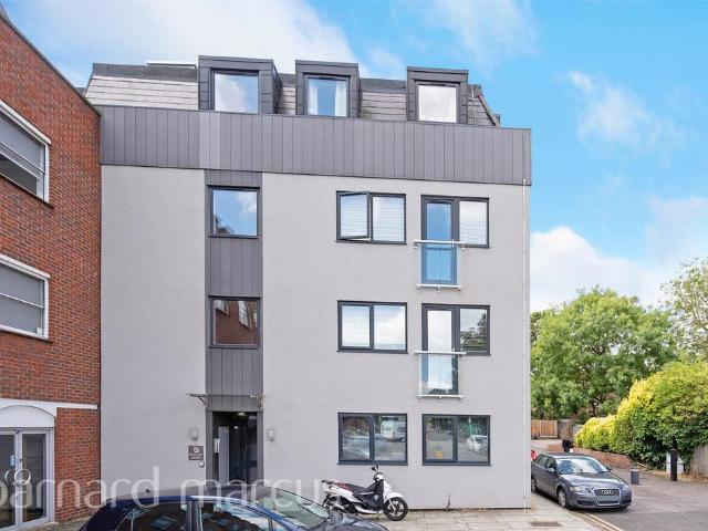 Flat for rent in Cuddington, Surrey