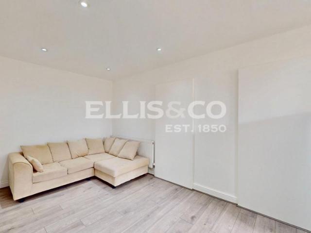 Flat for rent in London Borough of Ealing, Greater London