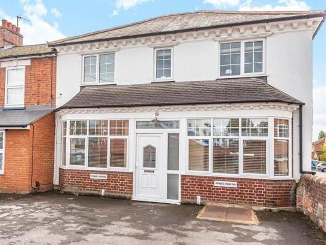 Flat for rent in Emmbrook, Wokingham