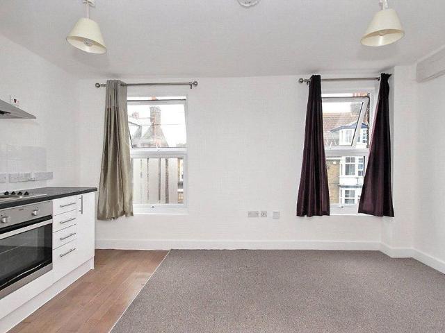 Apartment for rent in Regent Quay, Oad Street