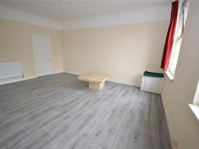 Flat for rent in Stoneycroft, Calderstones
