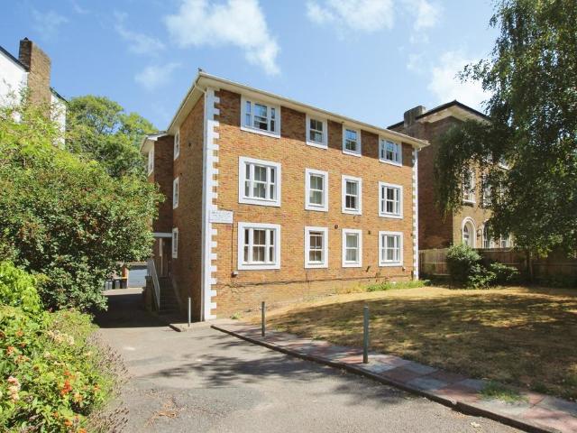 Flat for rent in London Borough of Croydon, Waddon