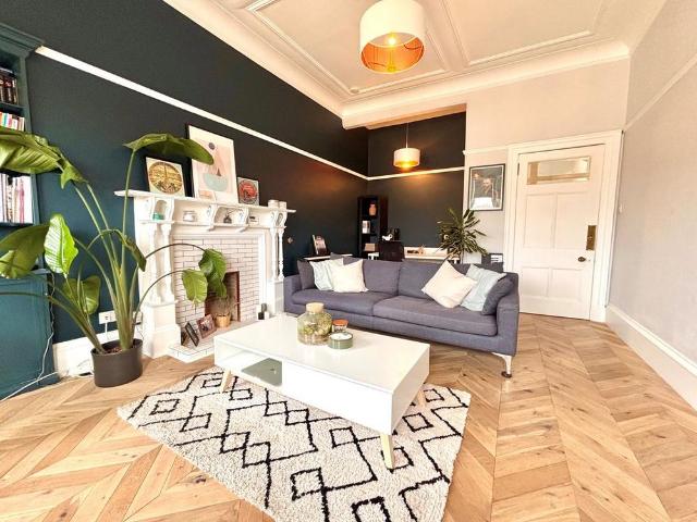 Apartment for rent in Shawmoss, Shawlands