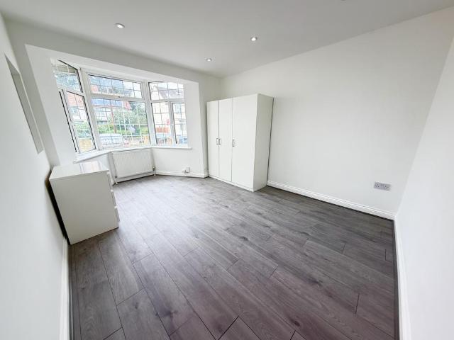 Flat for rent in London Borough of Ealing, Greater London