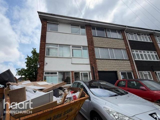Flat for rent in Elm Park, Greater London