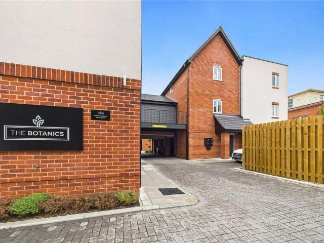 Flat for rent in Theale, West Berkshire