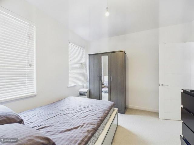 Apartment for rent in Row Town, Surrey