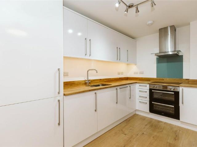 Flat for rent in Kingswood