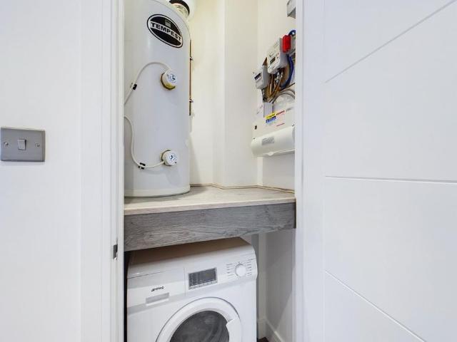 Apartment for rent in Row Town, Surrey