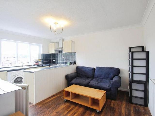 Apartment for rent in Cowley, Greater London