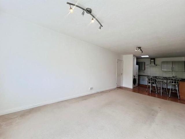 Apartment for rent in Lansdowne, Charminster