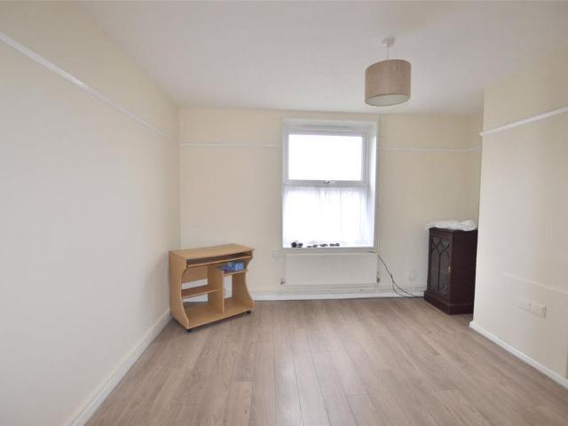 Apartment for rent in Rosehill, Greater London