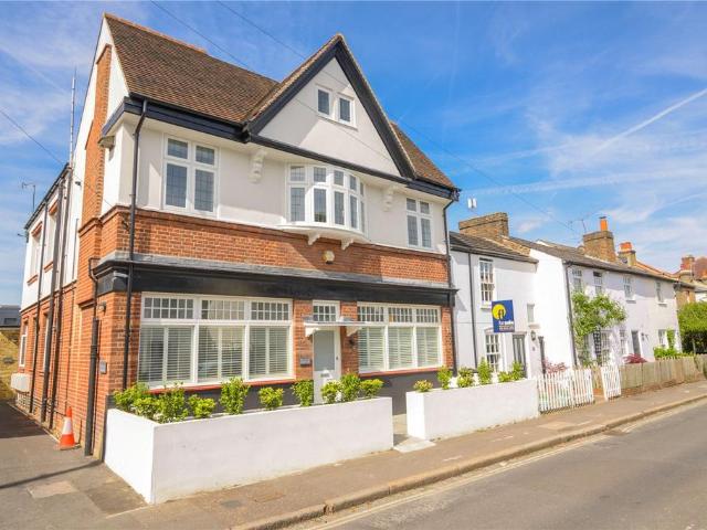 Flat for rent in Strawberry Hill, Greater London