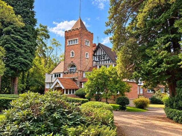 Flat for rent in Hindhead, Waverley